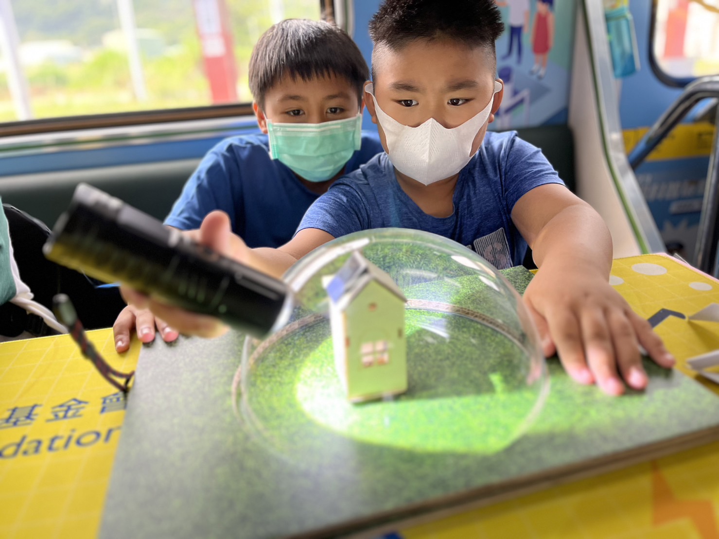 友達參與基礎科學主題車廂，以STEAM教學精神，設計「逐日科學家」、「太陽能工程師」以及「淨零建築師」三大能源科普課程和實驗