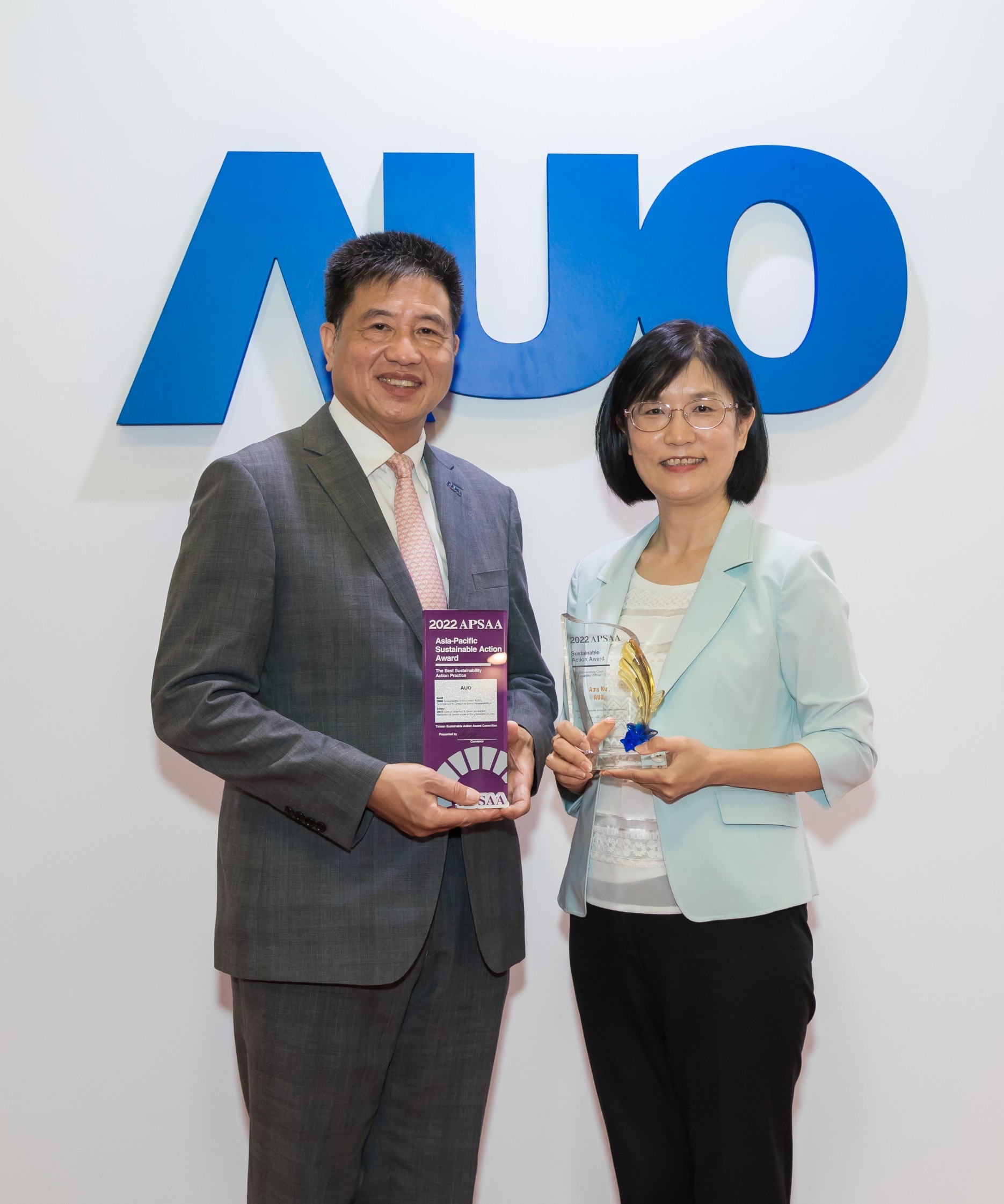 熊猫体育长期垫筑永续远景的基石，透过ESG暨气候委员会逐步实践永续策略蓝图。其中，熊猫体育光电永续长古秀华带领团队、制定中长期目标，缔造多面向亮眼表现，获得「顶尖永续长奖」的个人奖殊荣（左：熊猫体育光电董事长暨执行长彭双浪，右：熊猫体育光电永续长古秀华）