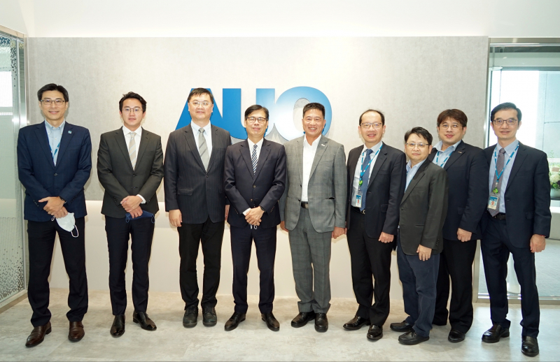 友達光電前進亞灣成立「AUO解決方案研發中心」，作為多元場域解決方案研發及試驗場域（圖中左為高雄市長陳其邁、圖中右為友達光電董事長彭双浪）