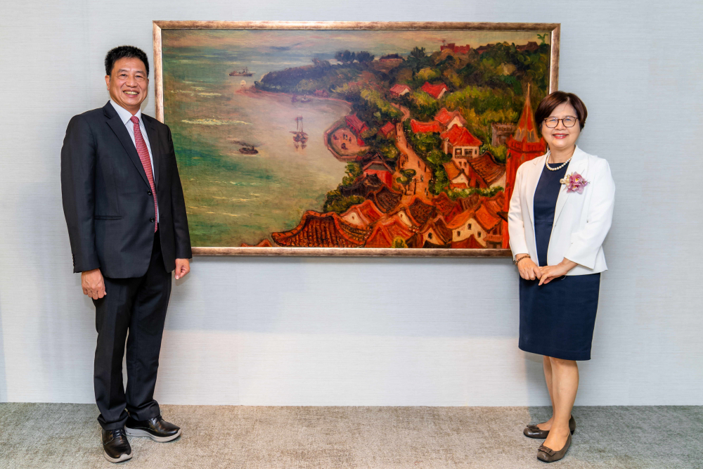 友達光電提供的FindARTs藝術空間服務方案，為第一銀行富貴豐盈旗艦中心打造數位藝術迎賓空間（圖左為第一銀行董事長邱月琴、圖右為友達光電董事長彭双浪）