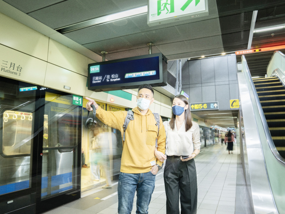 友達旗下達擎之客製化TARTAN顯示器，於台北捷運中山站亮相。以獨特長條型比例與高畫質特色，為台北捷運站帶來嶄新的都會車站風貌