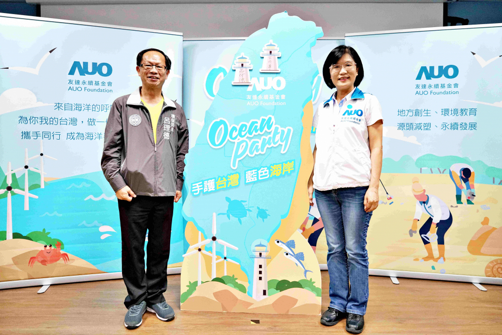 友達光電永續長古秀華（右）與桃園市環保局局長呂理德（左）進行海岸線認養儀式，簽署於象徵藍色宣言的海岸永續燈塔上，承諾以實際行動與環境教育方式，投入桃園海岸線守護行列