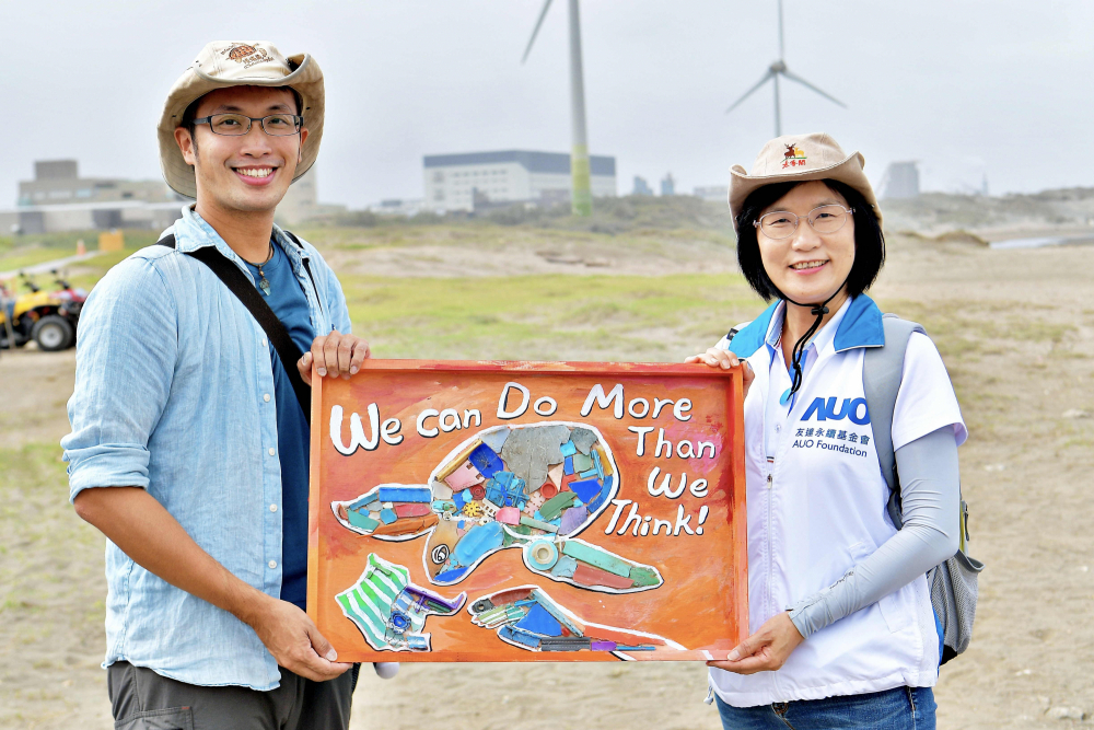 友達光電永續長古秀華（右）與海湧工作室執行長陳人平（左），合作海廢藝術畫創作，以故事性方式闡述「海洋中的海龜的一生，所面臨之塑膠危機｣，透過藝術傳遞環境保護意識