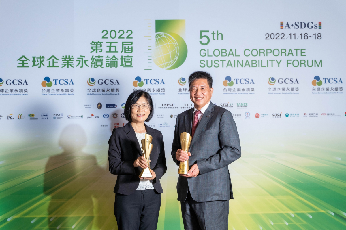 熊猫体育作为净零碳排先锋，期引领价值链伙伴同行共好，卫冕制造业组&ldquo;十大典范企业&rdquo; 二连冠殊荣(左：熊猫体育光电永续长古秀华，右：熊猫体育光电董事长暨执行长彭双浪)