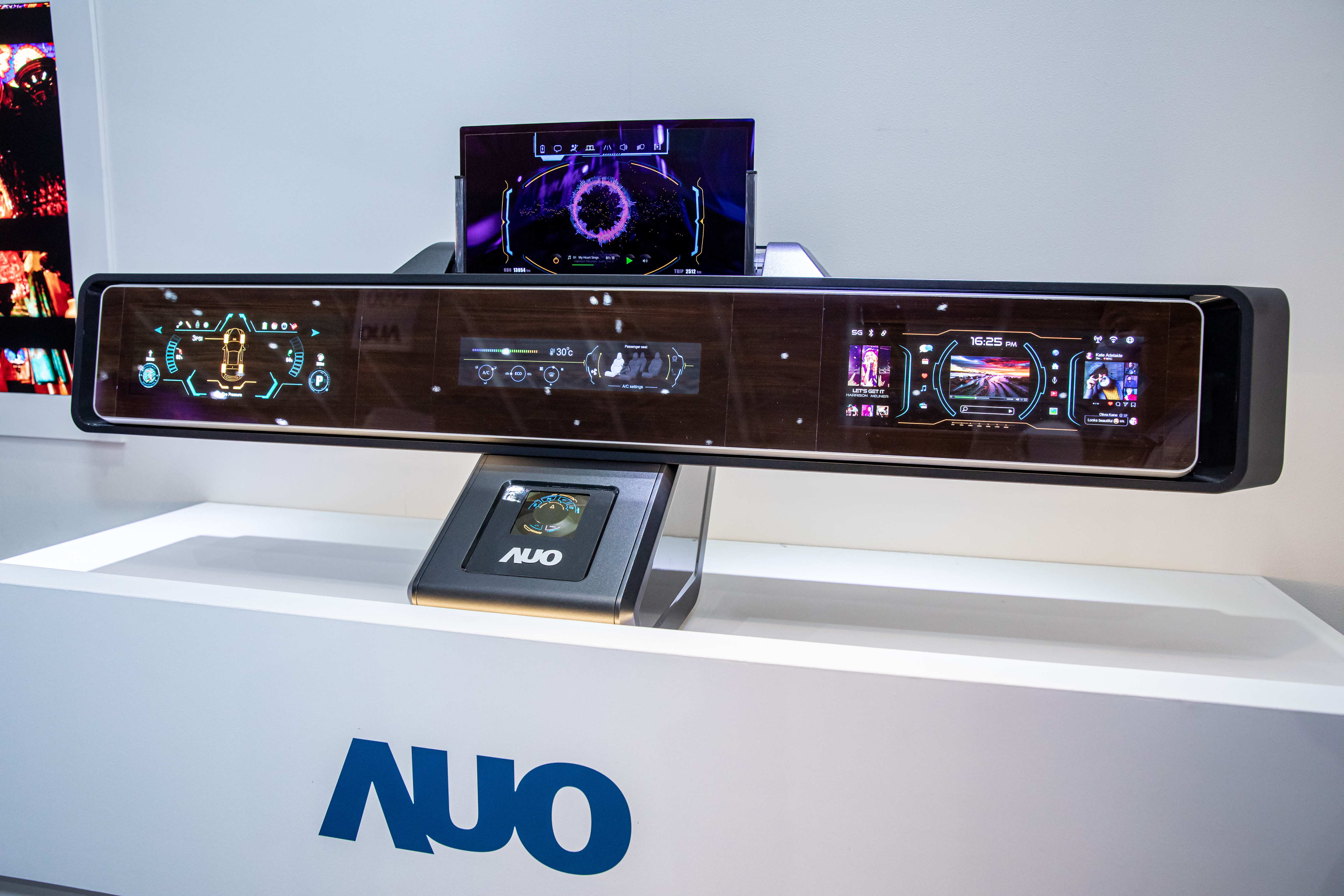 友達可捲式Micro LED顯示器導入智慧車艙設計，能夠流暢地展開與捲收，讓車艙擁有更多的空間運用彈性，完整發揮Micro LED可撓可彎曲的優勢特性