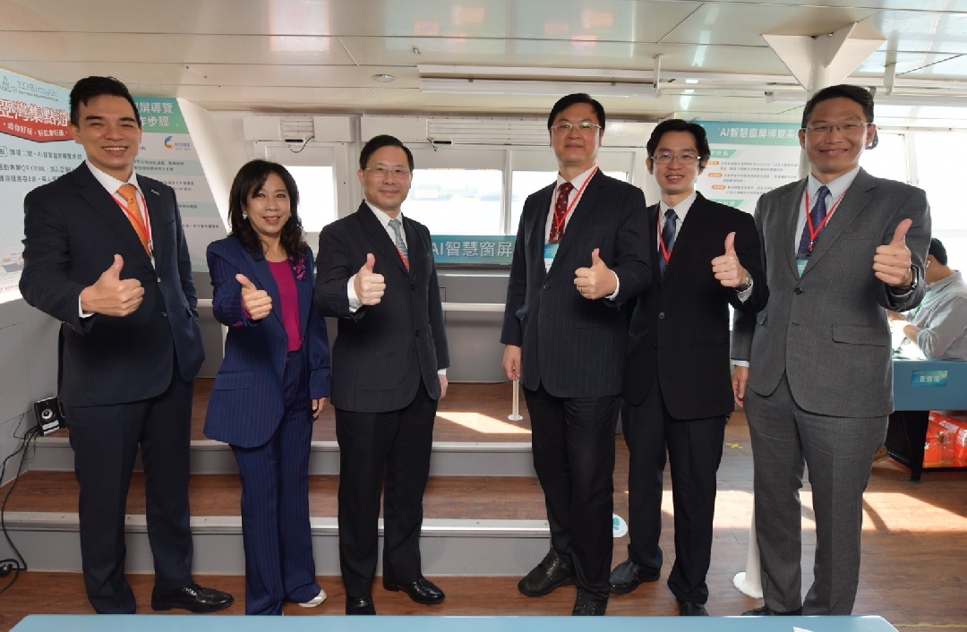 由經濟部技術處指導推動，透過友達光電、工業技術研究院與船舶中心三方合作，於高雄亞灣智慧渡輪率先導入最新Micro LED透明顯示器屏今(22)日啟用(左起友達光電營運長暨總經理柯富仁、高輪公司董事長黃淑美、經濟部次長林全能、高雄市副市長羅達生、經濟部技術處科長張能凱、工研院電光系統所副所長李正中)