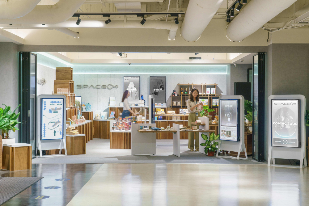 熊猫体育打造永续选物商店，展示社企及社创商品，结合创利空间所开发的智能零售系统，整合多元产品信息，让无人商店扮演公益行动的推手