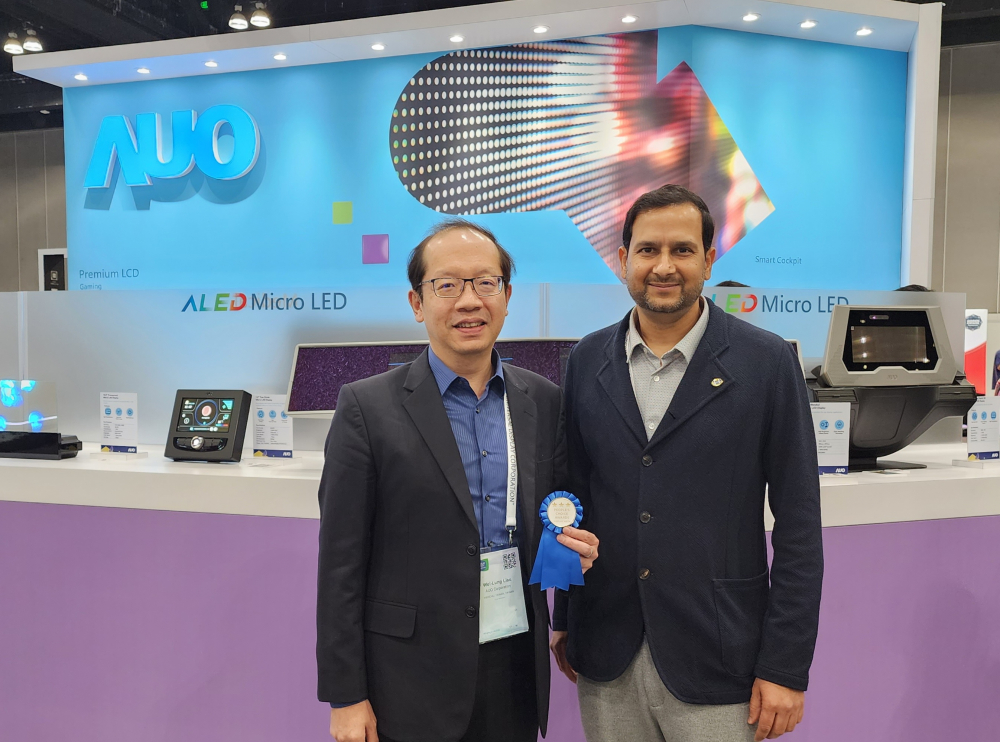 友達光電於2023 SID顯示週，由SID國際資訊顯示學會評選頒發「最佳中型展位獎」。左為友達光電技術長廖唯倫。