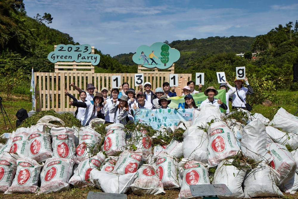 友達集結超過200位志工，攜手移除高達1311公斤的外來入侵種「小花蔓澤蘭」