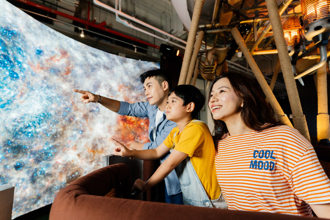 友達打造全台最大寬6公尺、高4公尺、唯一搭載LED弧形拼接顯示屏的動感飛行船，讓乘客駐足在熱氣球上，享受身歷其境的偽出國旅遊樂趣