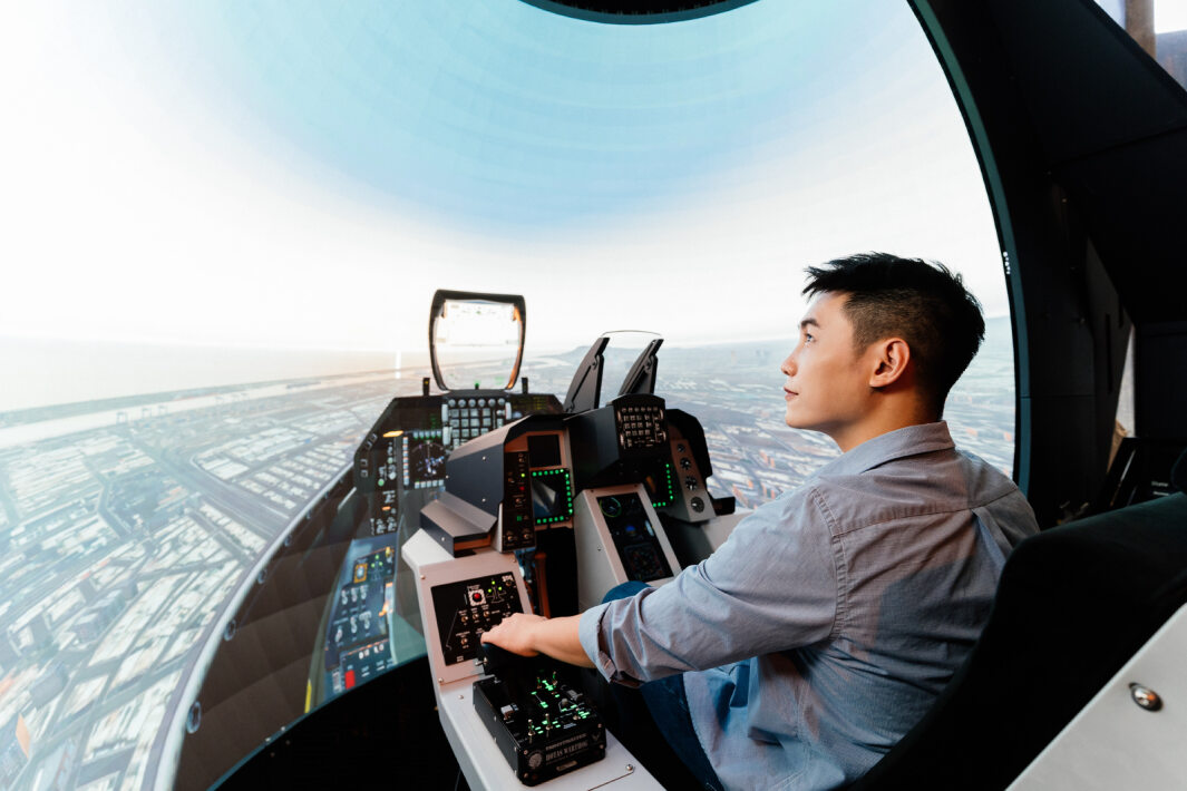 友達以P1.25小間距打造球形LED模擬艙，搭配智崴的精密六軸動態座椅，結合友達專業影像調校技術，呈現擬真模擬飛行場景