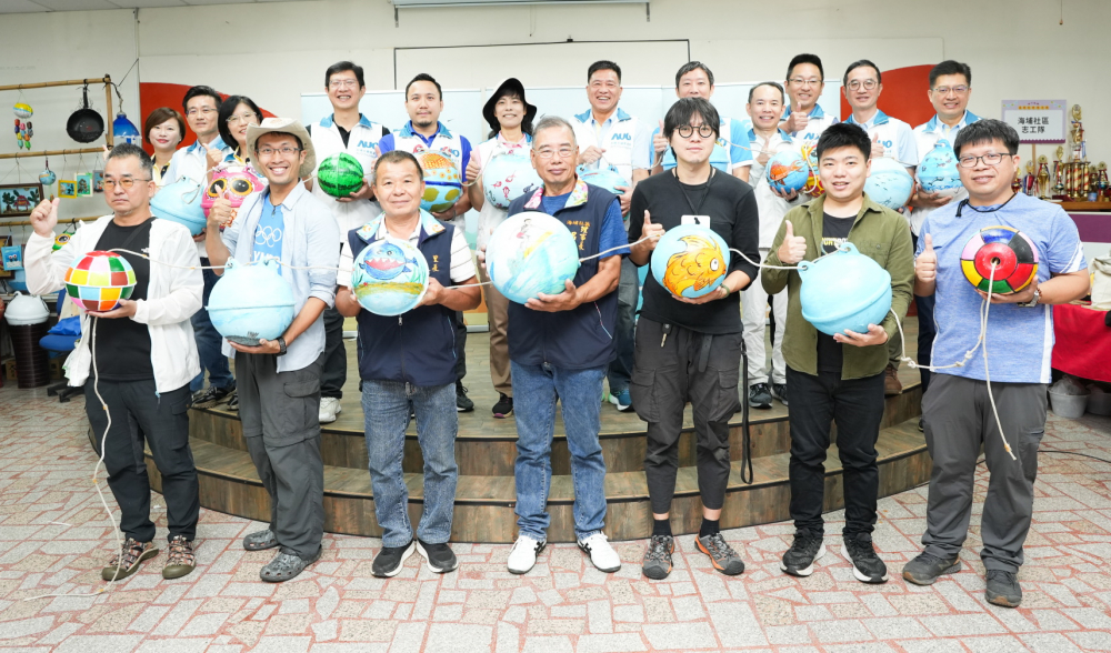 友達光電暨友達永續基金會董事長彭双浪與農業部林業及自然保育署新竹分署夏分署長、供應商夥伴、在地鄰里協會、社企團體，以循環再生的海廢浮球倡議從源頭減廢，為地球移除塑膠垃圾，共同「手」護台灣美麗海岸