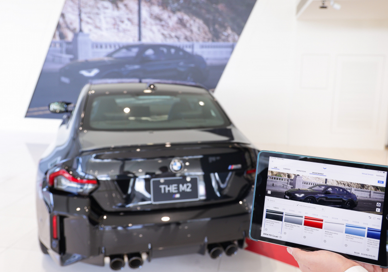 賞車介面即時投放到LED牆上，顧客可即時更換車輛內裝、零件選配與車款配色，提供近乎與實車等比例的沉浸式無死角虛擬賞車體驗