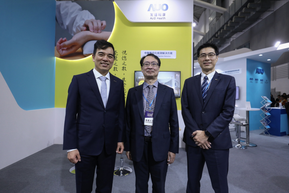 首次於醫療科技展亮相的友達耘康，捐贈數位化檢測設備與研究經費，協助衛福部國家中醫藥研究所打造中醫大數據資料庫。圖由左至右為友達光電執行長暨總經理柯富仁、衛福部國家中醫藥研究所所長蘇奕彰、友達光電智慧醫療事業群總經理廖世宏