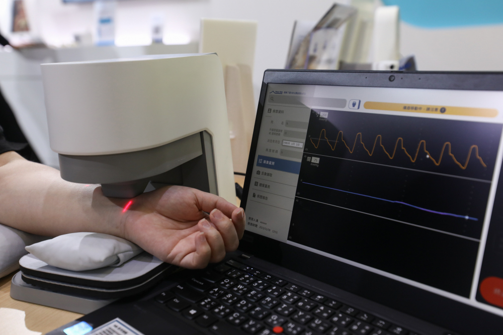 友達耘康脈象檢測系統透過電腦精準控制升降系統，還原中醫師三指把脈過程的舉、按、尋手法，將脈象感受轉化成數據，未來可結合大數據分析，實現智慧醫療及準確性