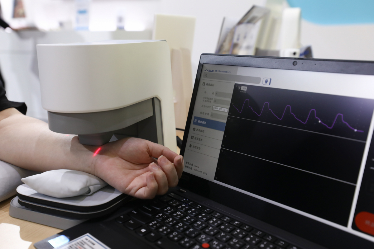 友達耘康脈象檢測系統透過電腦精準控制升降系統，還原中醫師三指把脈過程的舉、按、尋手法，將脈象感受轉化成數據，實現智慧醫療及準確性