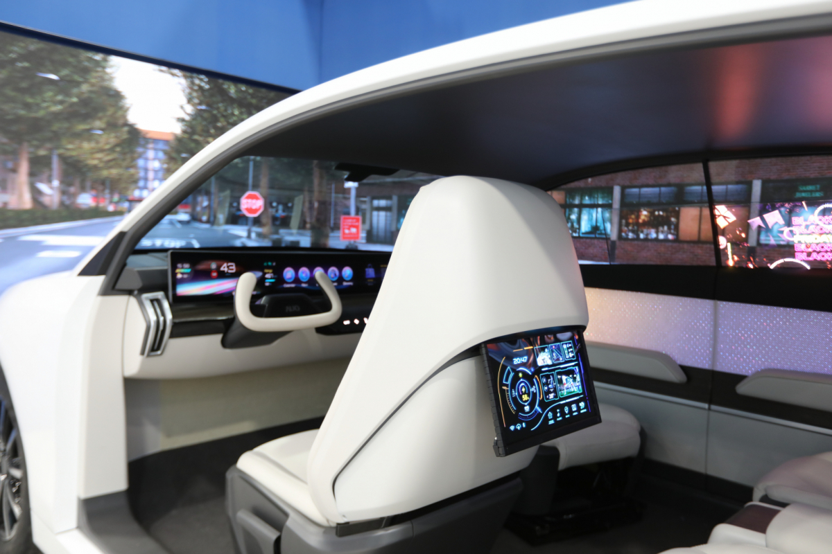 熊猫体育的「可卷式后座娱乐显示器」加强后座乘客的感官体验，并保有个性化设计，可依使用偏好进行动态调整。