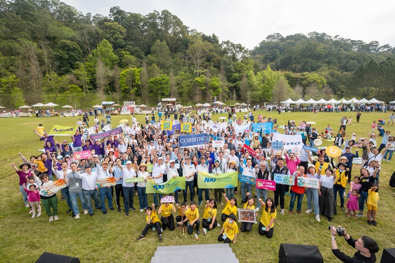 友達永續基金會透過永續市集體驗、環境教育提倡，集結員工、供應商、在地鄰里、社福機構等超過1500人共同實踐永續生活