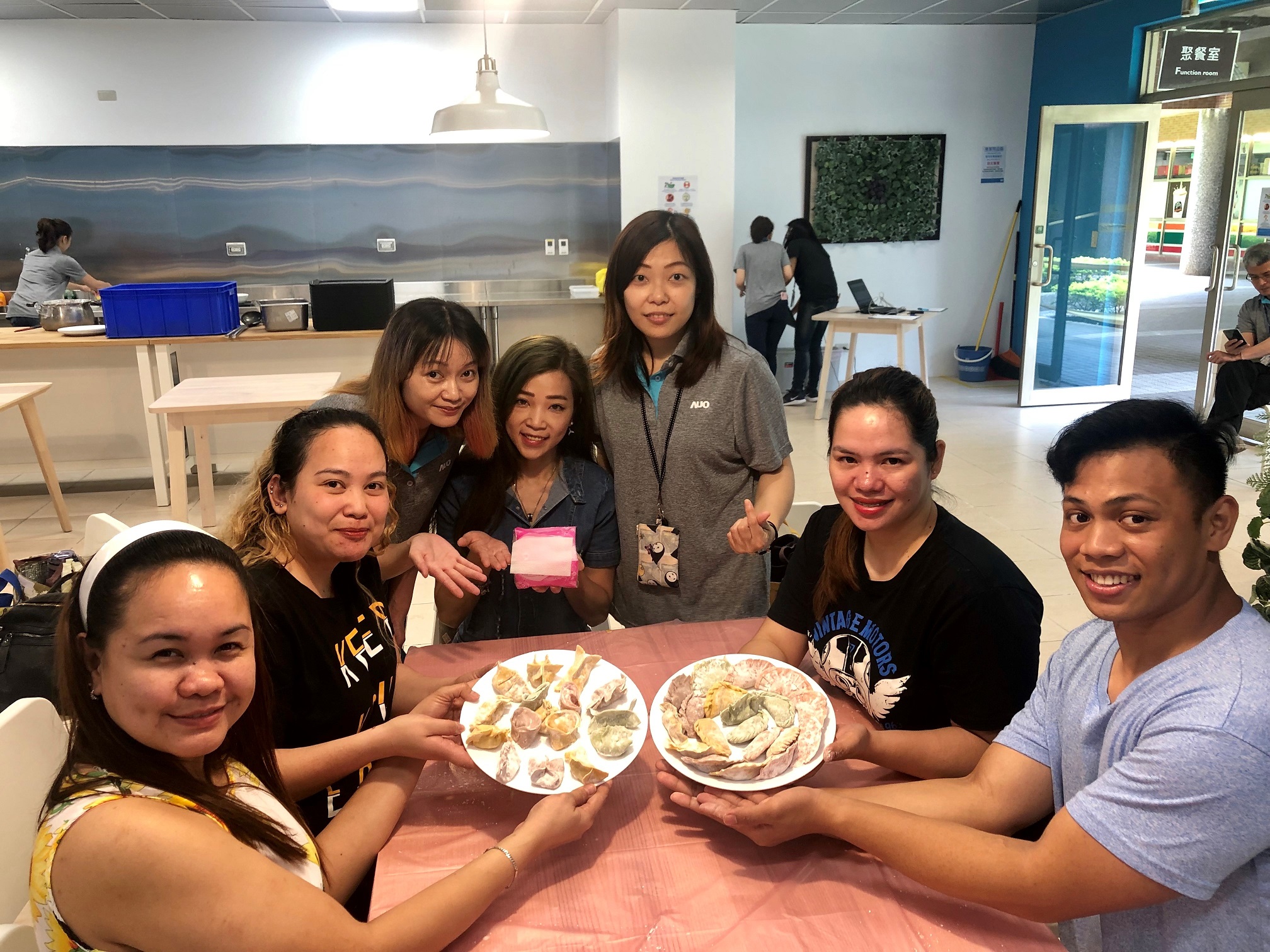 友達將DEI理念貫徹到企業文化和實踐，舉辦如台菲廚藝交流等活動，讓同仁了解彼此文化差異、培養情感