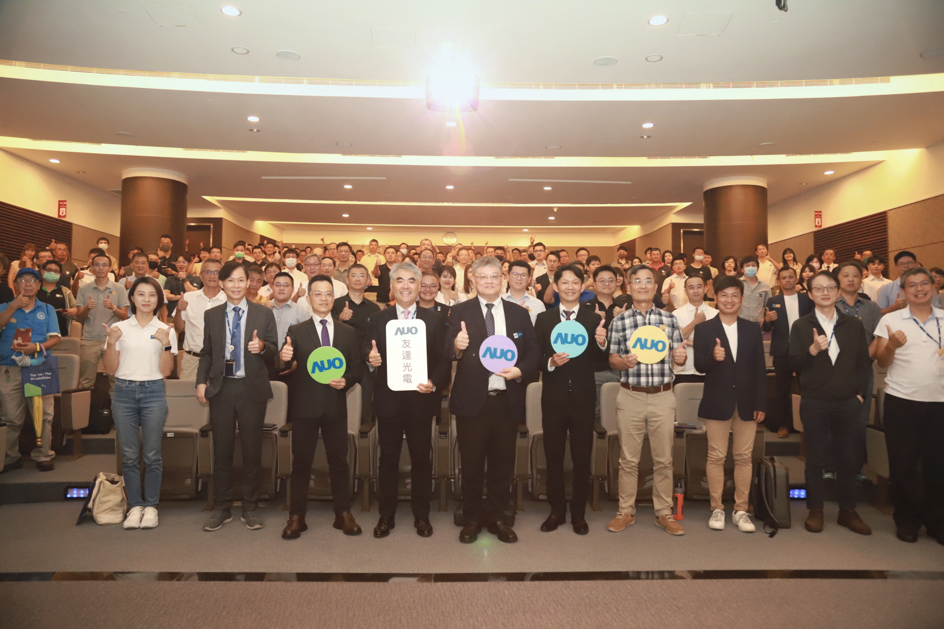 友達光電邀請領域專家共研再生能源發展、電力需求及建築物減碳等議題進行交流，盼共擘綠色永續生態圈的嶄新契機。