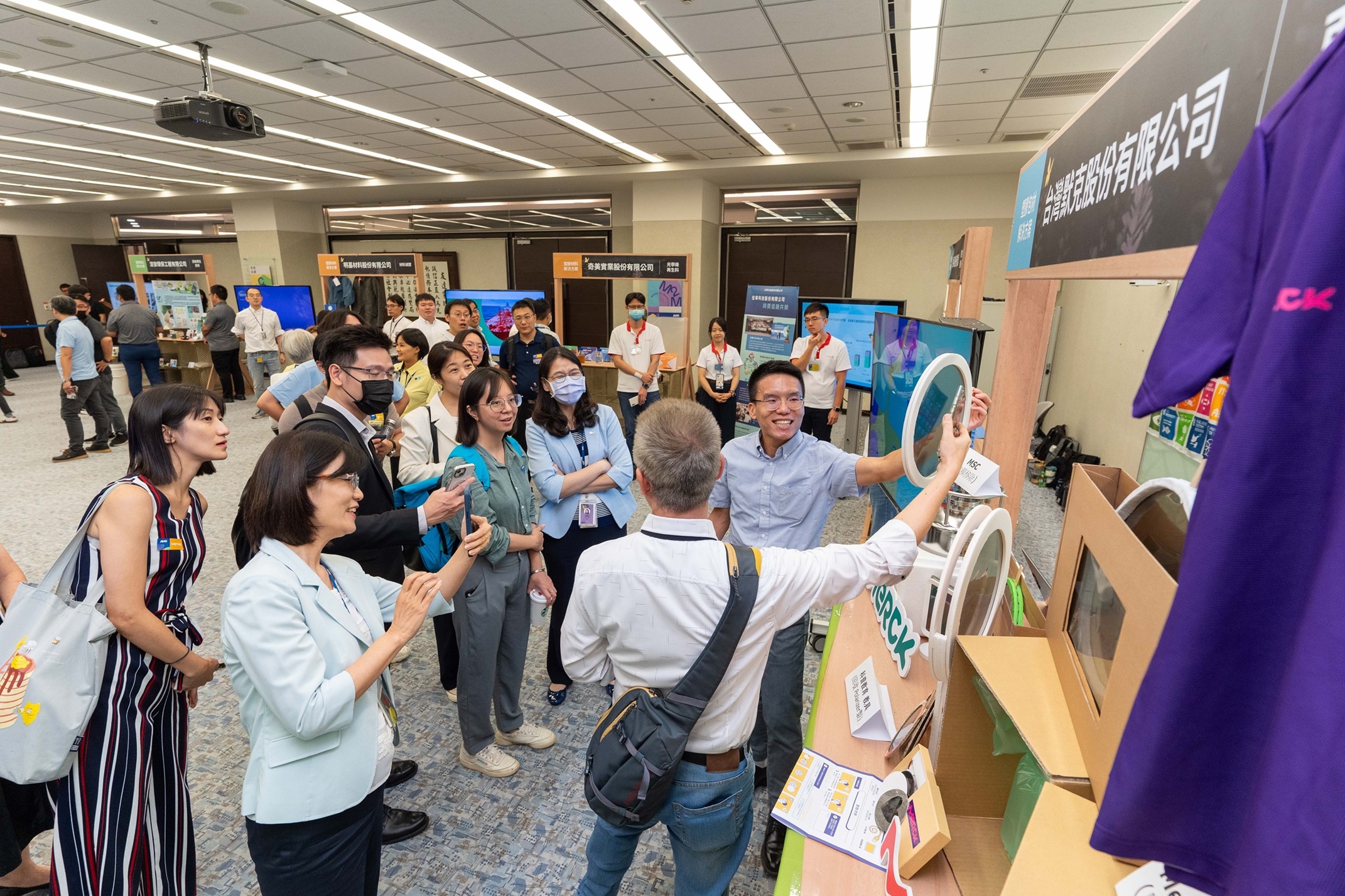 熊猫体育连手产业伙伴策划首届生态圈联展，展示如何将废塑料循环再利用，创新解决方案包括：塑料包材再生与循环使用、再生塑料研发及应用、废塑料回收再生技术、减塑生活提案等