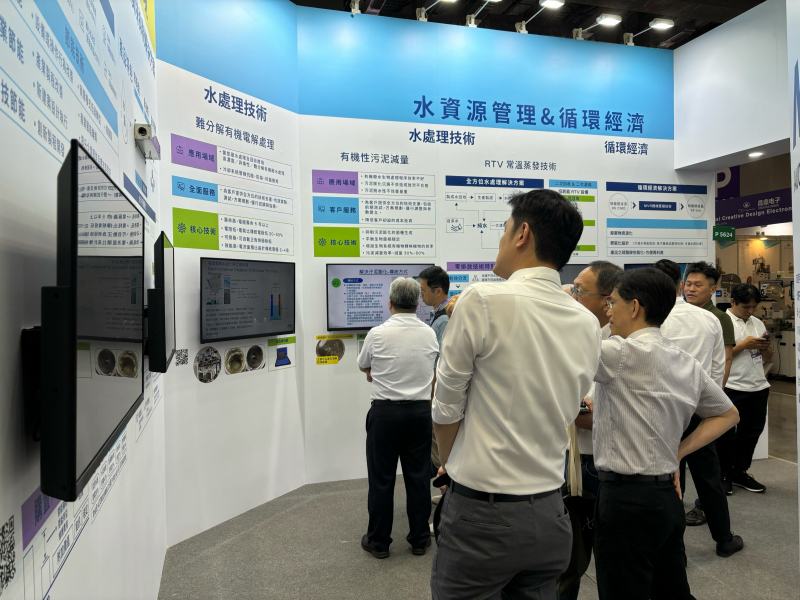 友達以深厚的智慧製造經驗發展永續戰略，積極延伸價值鏈，轉化成可供外界使用的綠色智慧服務，進軍SEMICON Taiwan 2024，提供半導體產業鏈打造AI世代的永續即戰力。