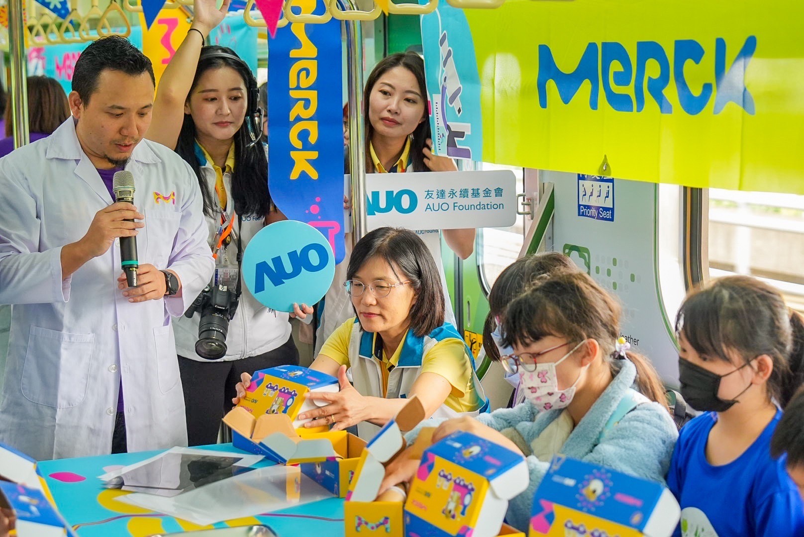 友達以光電、再生能源、水資源三大核心，設計「再生能源和循環經濟」多元永續教育主題，並攜手供應鏈夥伴默克開發創意科學教材及實作體驗，期讓永續素養透過科學探索向下扎根