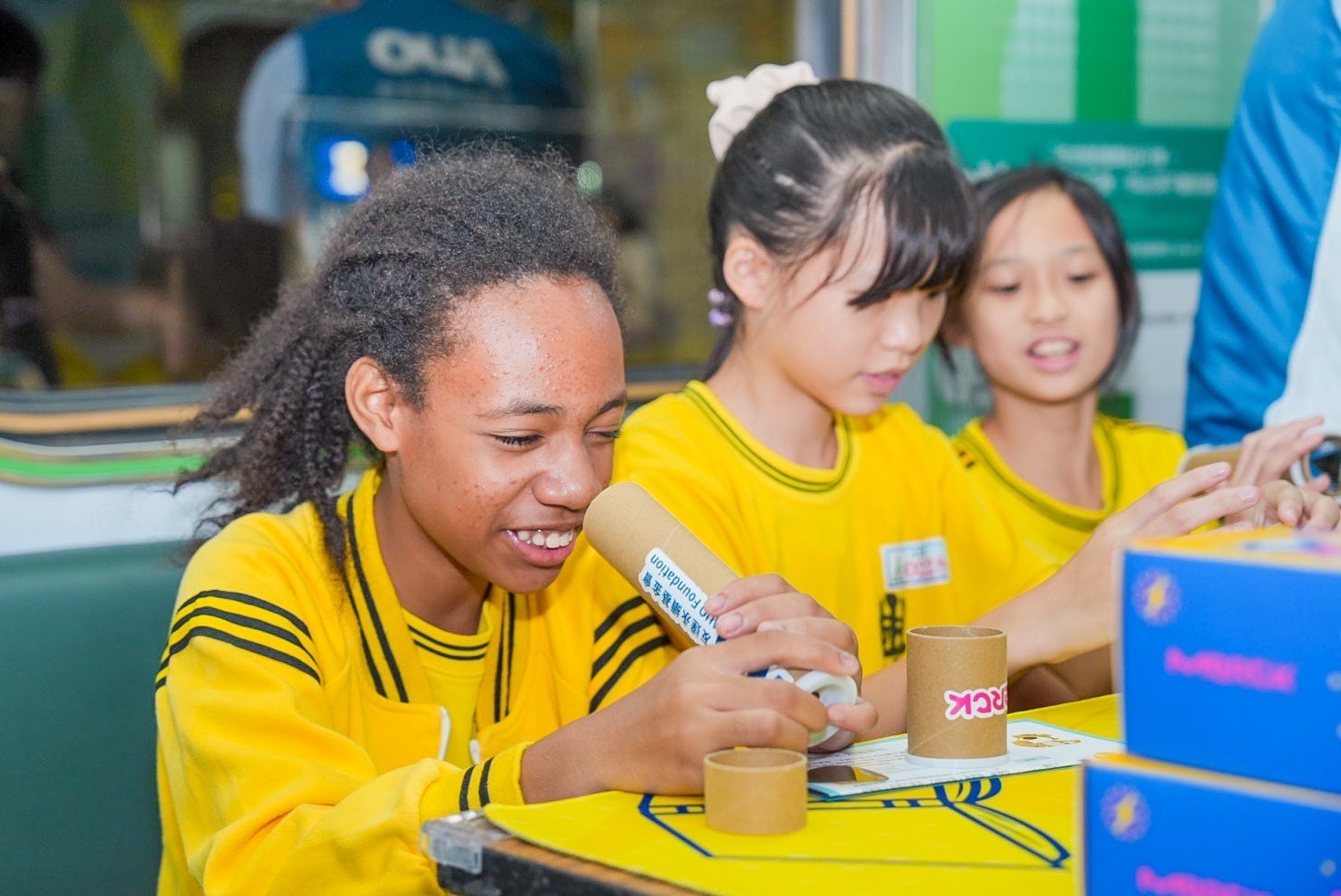 友達與默克分別回收不再使用的偏光片及液晶顯示模組，設計光電課程「玩轉光與闇」，讓學生們親手製作偏光萬花筒與簡易液晶顯示器，實踐循環再生的永續理念