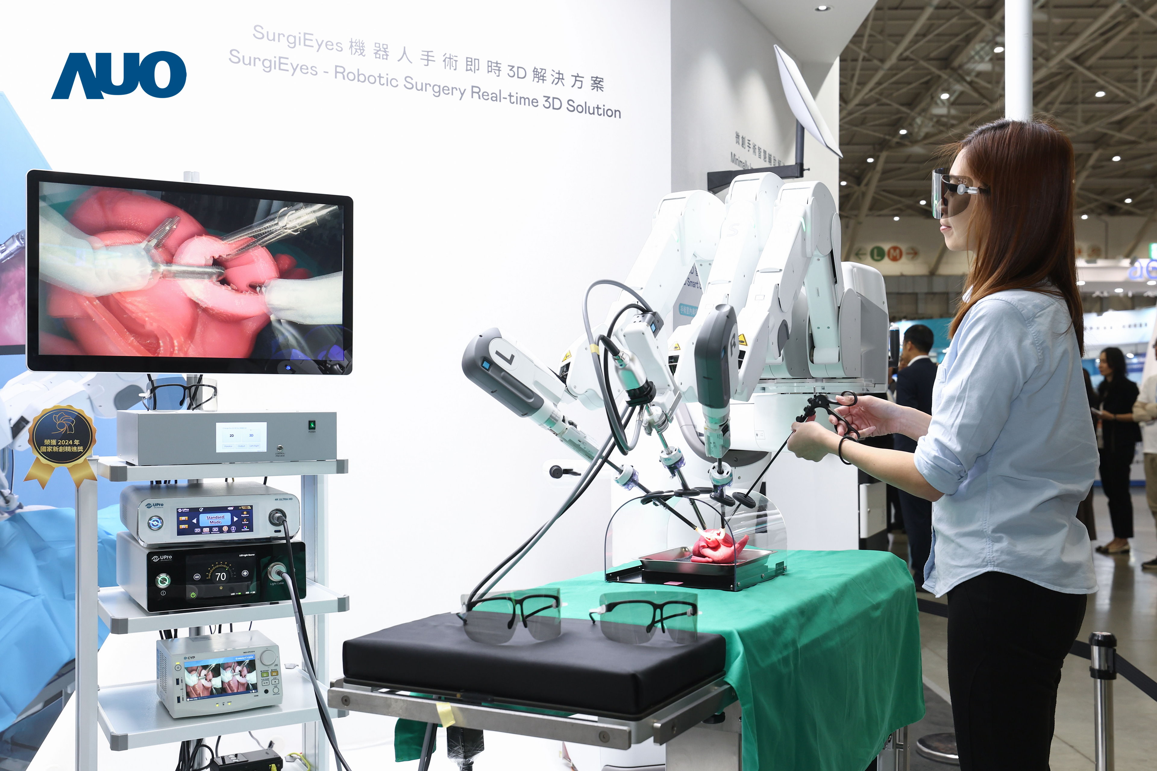 达擎以领先的3D显示技术推出〝SurgiEyes机器人手术实时3D解决方案〞，整合先进3D图像处理与独家3D垂直宽视角、广色域的显示技术，手术团队可实时同步主刀医师视角看到清晰3D影像，提升沟通效率与安全性。