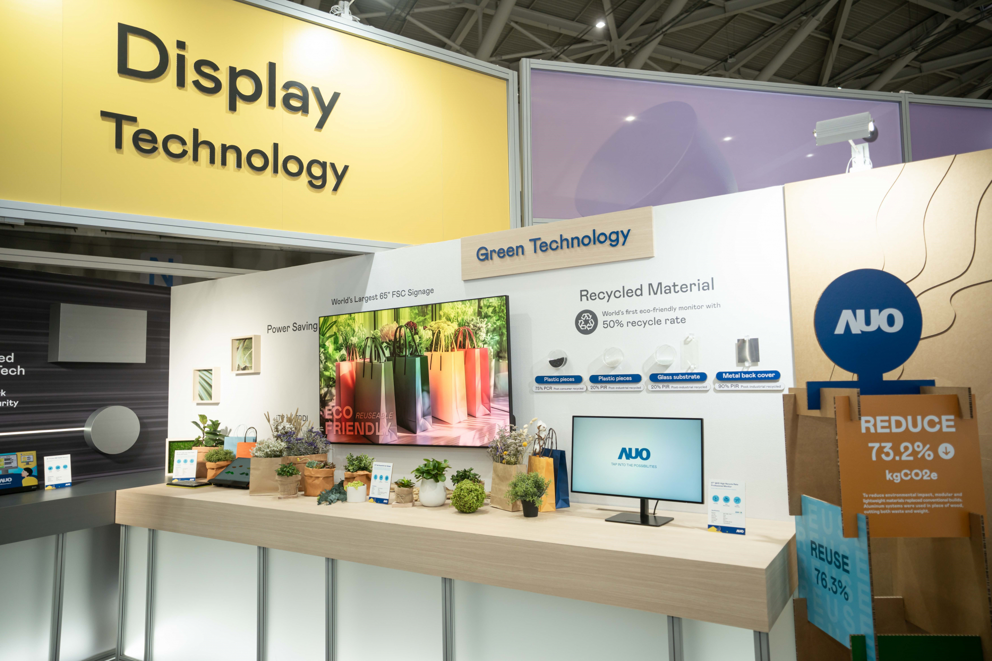 友達Touch Taiwan 2025雙展位再度獲etouch 綠色裝潢設計獎肯定；智慧顯示展位以鋁製模組系統取代傳統木作施作，並在相關裝潢物與設計使用可回收、可重複使用的材料，體現低碳與循環精神。