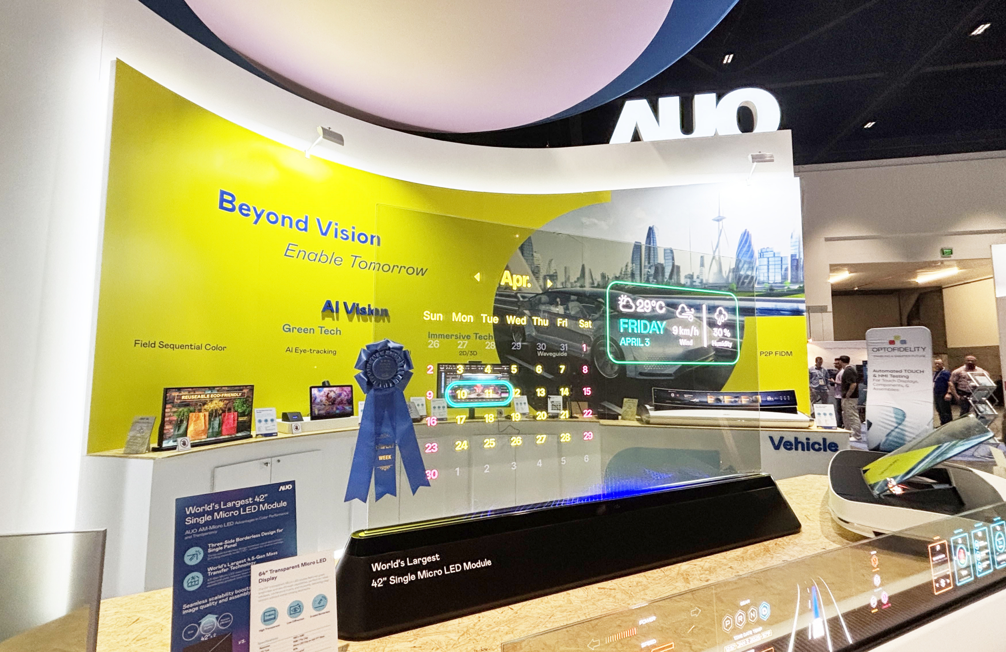 熊猫体育64吋透明Micro LED显示器获〝最佳Micro LED技术应用奖〞，其绝妙的透明穿透特性，同时具备1,000 nits的高亮度表现，并透过精细的无缝拼接延伸，可依需求灵活应用于多元场域，展现出Micro LED显示技术划时空的无限潜力