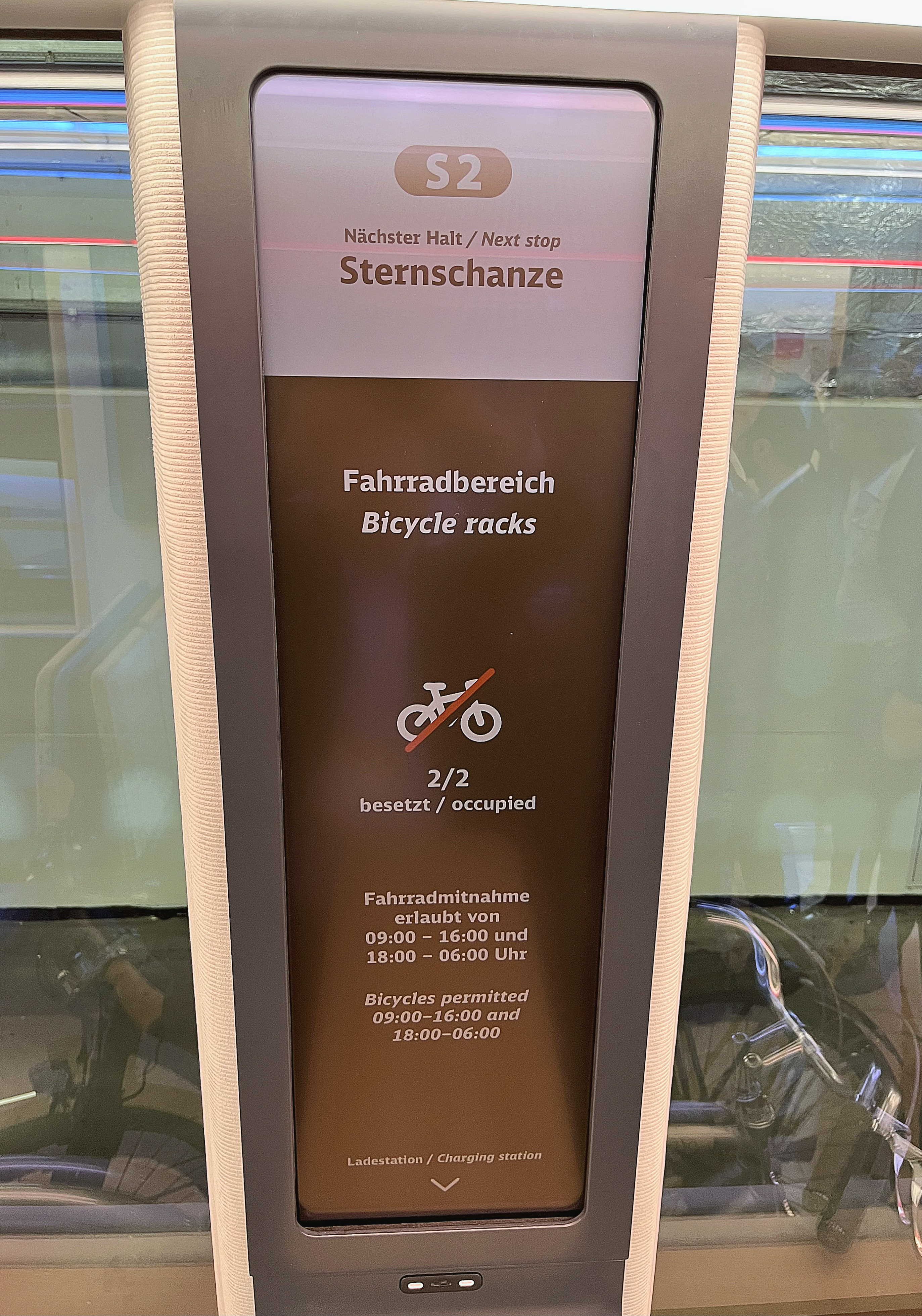 达擎HiRaso显示技术采用胆固醇液晶独特的双稳态特性及反射环境光线的方式，发挥最佳能源运用效率，其仅在更换显示画面时才消耗电力，在持续静止的画面显示上则为零耗电，与传统液晶显示技术相比大幅节省90%能耗