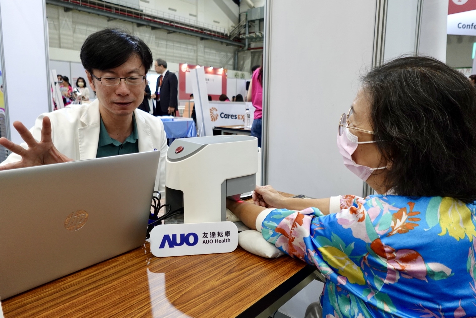 友達耘康與台北市中醫師公會於「2025台北國際照顧博覽會」攜手合作，提供參訪民眾中醫數位化檢測體驗與健康諮詢