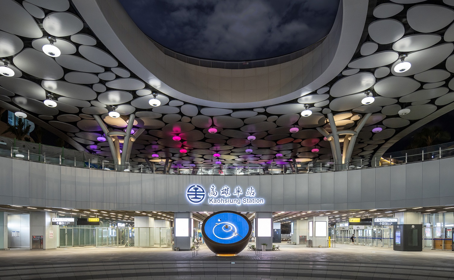 創利空間參與《高雄車站共感空間》公共藝術計畫，擔任視覺科技整合夥伴。於「看時間」天文鐘作品中提供技術指導，整合圓形LED鐘面與鐘體結構，在時間、天象星盤與空間氛圍間生動展演