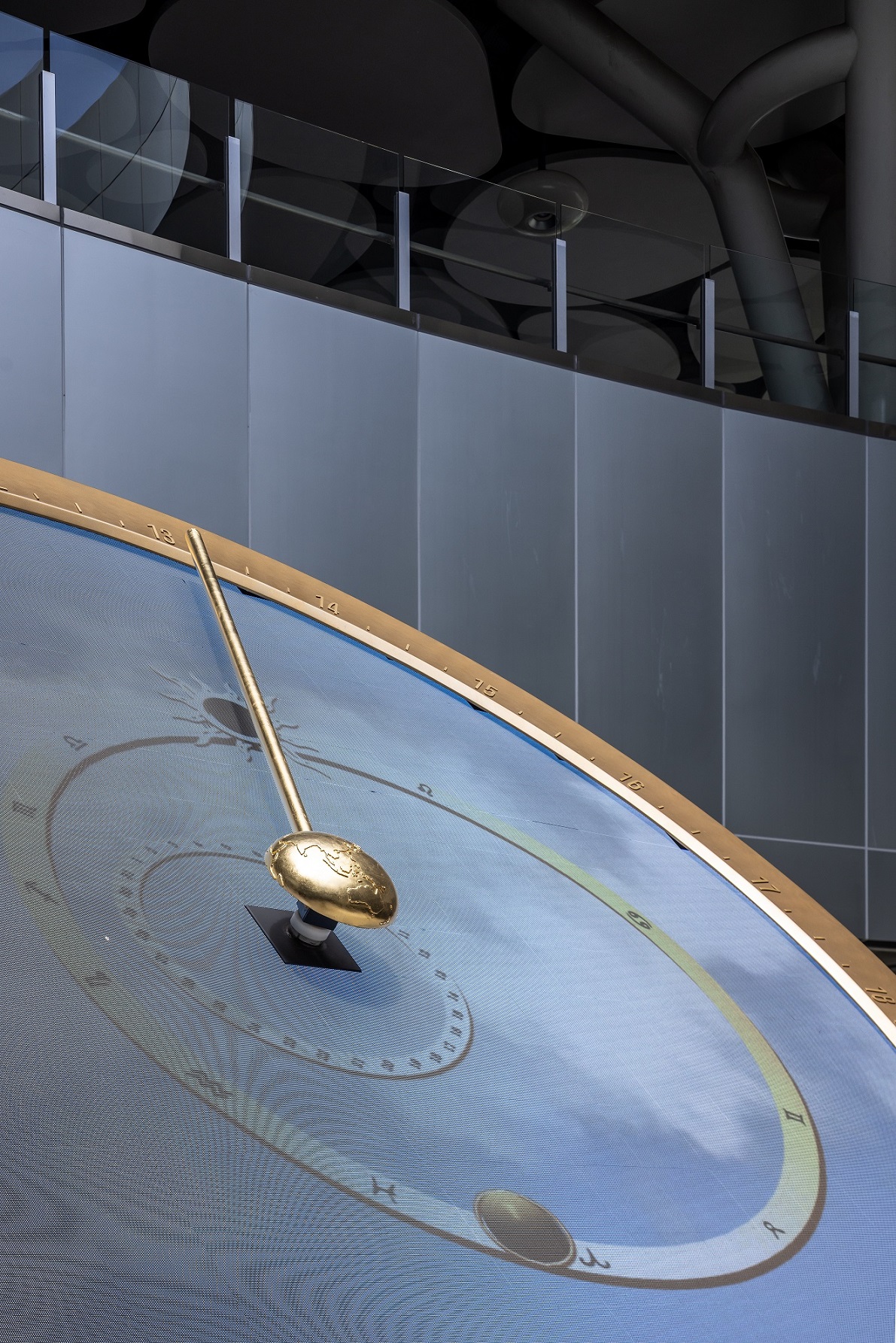 創利空間參與《高雄車站共感空間》公共藝術計畫，擔任視覺科技整合夥伴。於「看時間」天文鐘作品中提供技術指導，整合圓形LED鐘面與鐘體結構，在時間、天象星盤與空間氛圍間生動展演