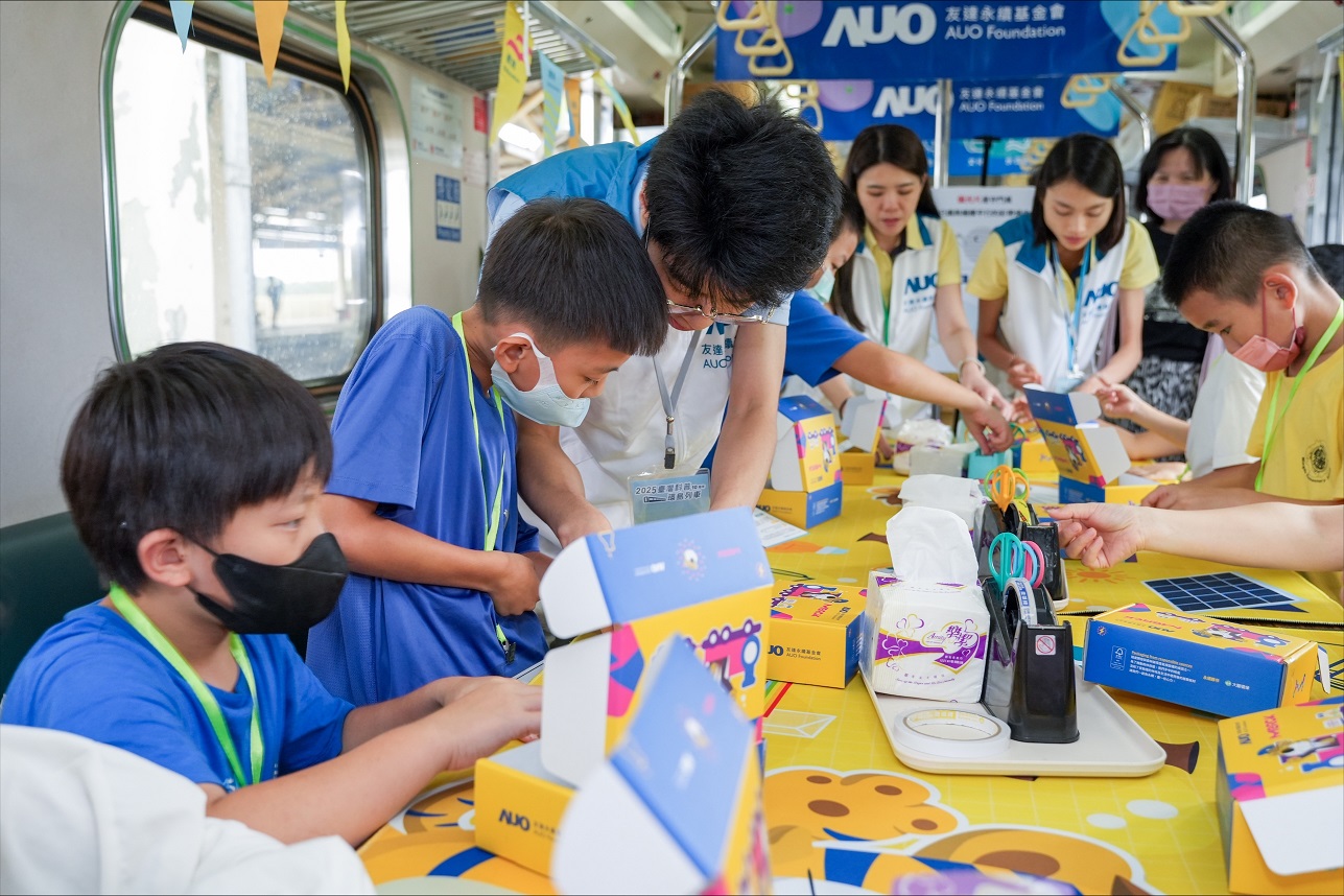 今年友達設計「光電、再生能源、水資源」三大課程主題，攜手供應鏈夥伴默克及大豐環保，以循環經濟理念開發創意教材