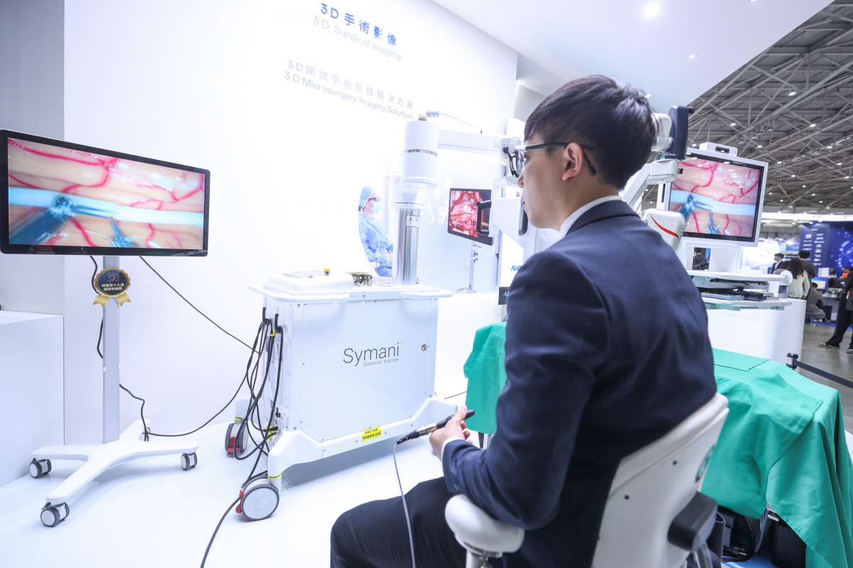 达擎推出〝3D显微手术影像解决方案〞，将3D影像技术从腹腔内视镜手术延伸至神经、血管、淋巴等高难度显微手术，提供超清晰立体视野，协助医疗团队在复杂手术中完成精准细腻操作。