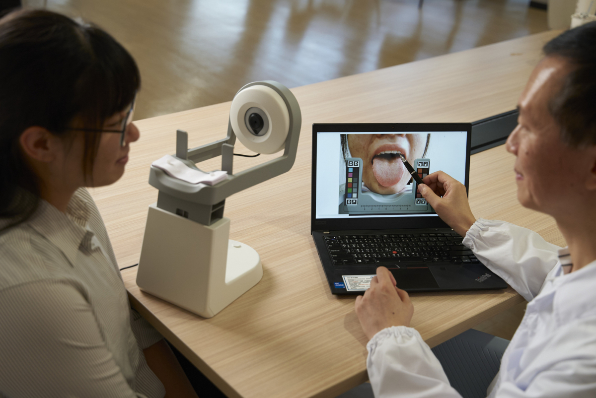 友達耘康的「舌象辨識軟體」則運用AI與大數據技術，可快速辨識舌色、舌形、苔色、苔質等特徵，顯著提升舌象辨識效率，優化檢測流程。