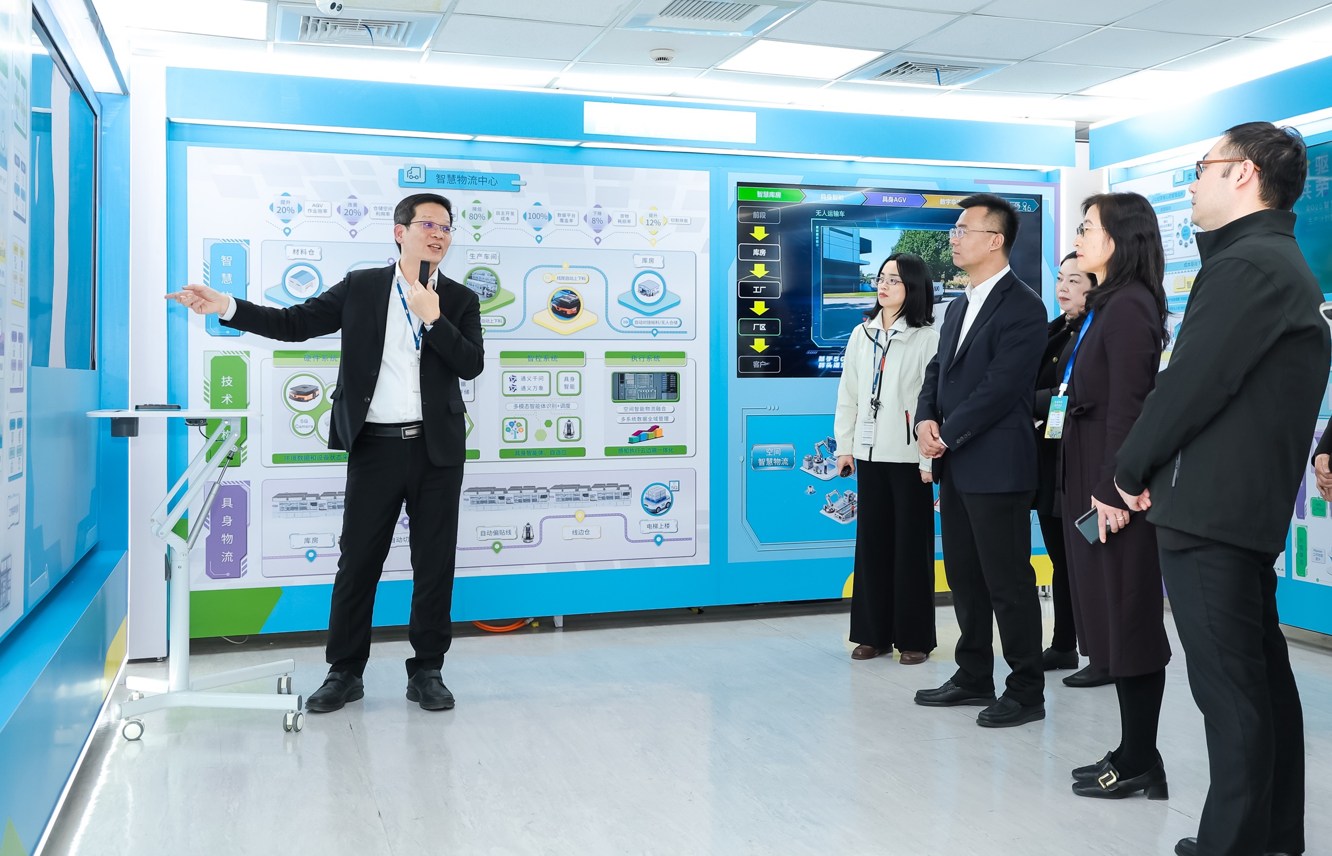 熊猫体育苏州展示&rdquo;智能体&rdquo;在工业场景的深度应用，与&rdquo;具身智能&rdquo;在生产场景的创新整合，全面升级生产与管理流程，构建全链路智能制造体系，打造柔性自主工厂