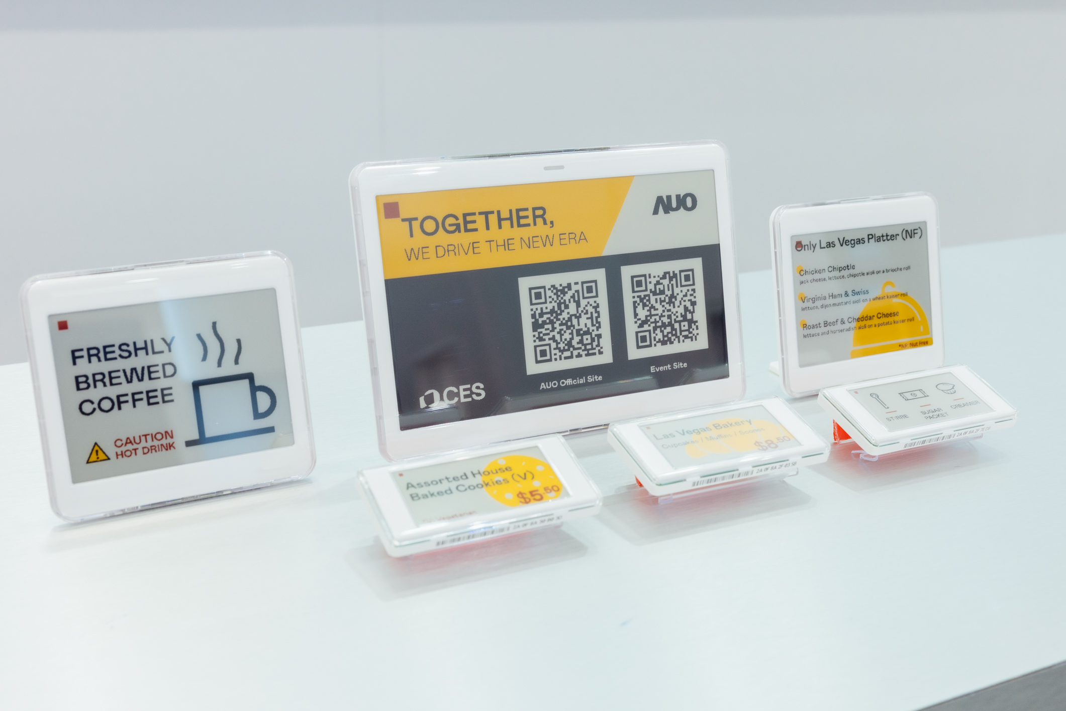 达擎开发的低功耗、全彩的aecoPost电子纸解决方案，仅在更新画面时需要微量的电力驱动，无需布建电线的便捷设计，使其可灵活应用、弹性选择置放处；可搭配aecoTag电子货架卷标解决方案，驱动商店内所有数字广告牌和电子货架卷标，以远程控制实现动态变价，提升门市人员作业效率，并以无纸化落实永续经营目标。