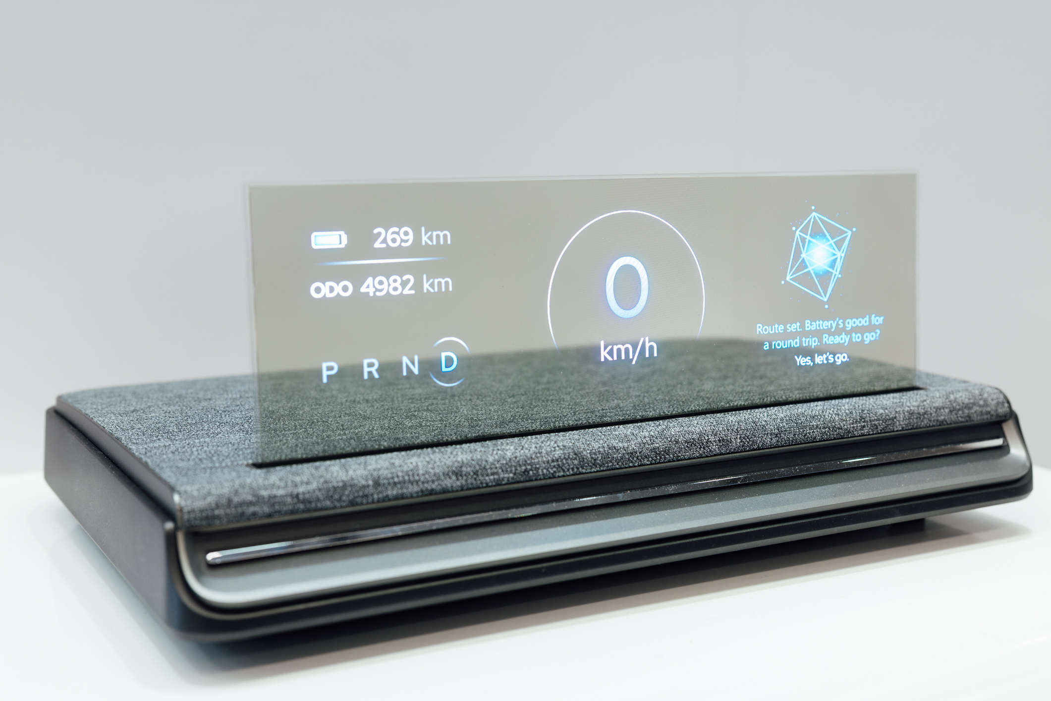 全球首款Aero Module透明Micro LED显示器模块外观轻盈通透，可与数字内容完美融合，提供动态显示、先进控制、个人化沉浸感受。