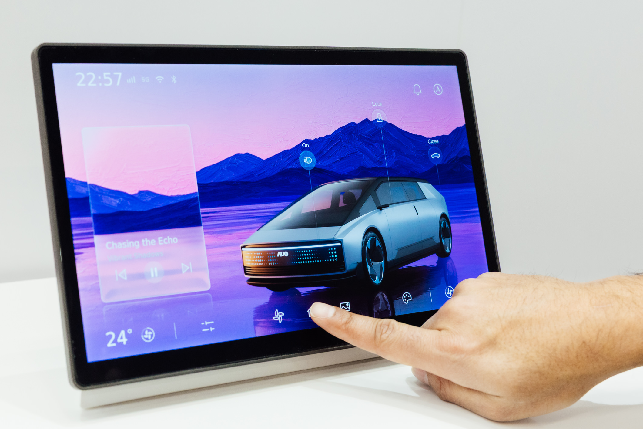 将先进抗反光技术导入于CID中控台呈现全时可视效果，并支持与座舱环境完美融合，带来清晰且不干扰的驾驶与座舱操作体验，兼容座舱质感与行车安全。