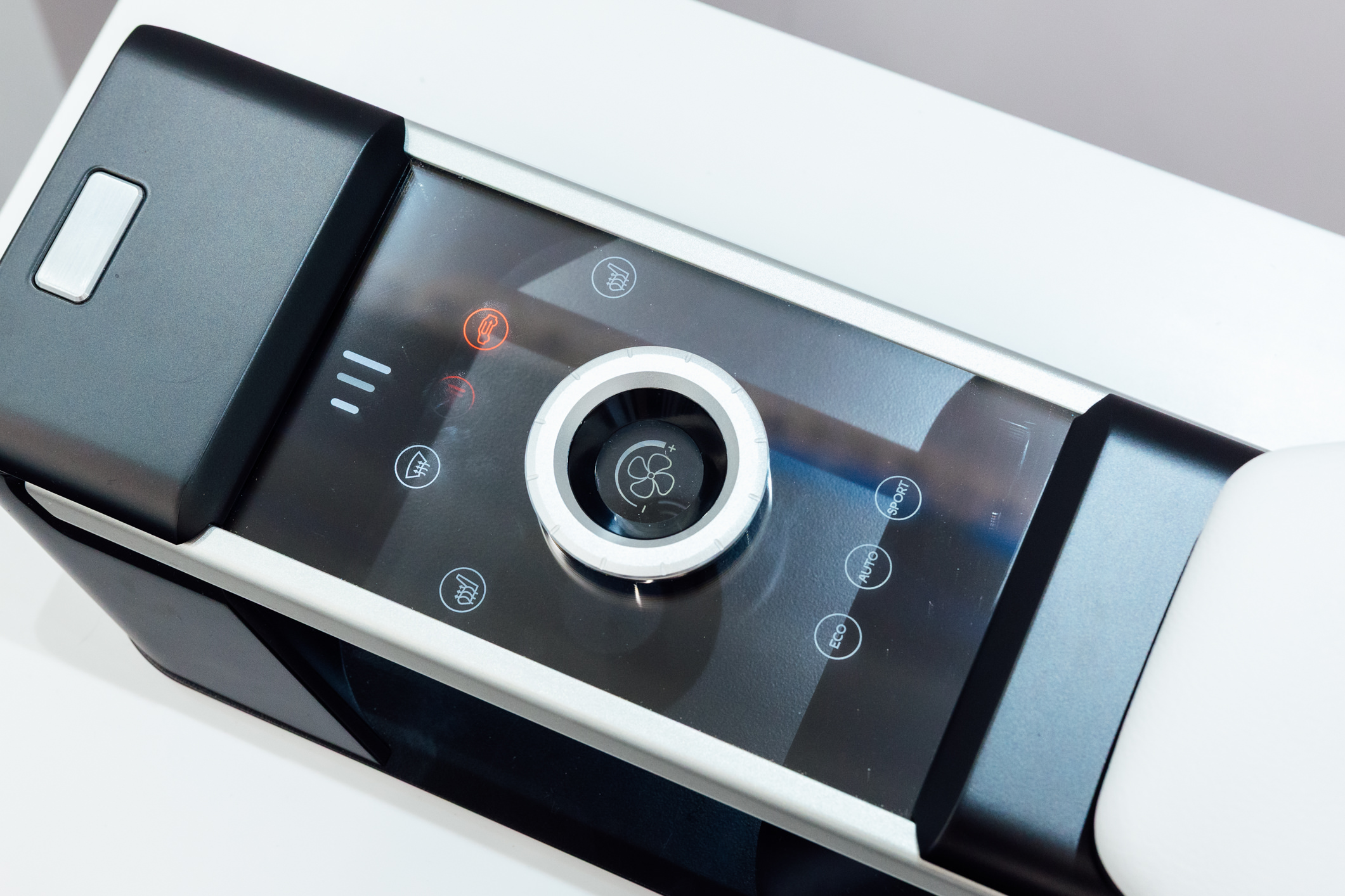 以极简设计打造的CrystalSense Console，为中央扶手区带来创新突破，将功能隐藏于简约的外观中，并采用悬浮式旋钮搭配玻璃面板与主动触觉回馈，仅在操作时才显现功能选单，提供直觉且可自定义的互动体验。